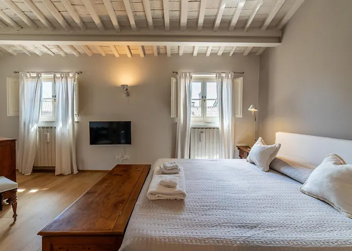 Апартаменты Charming In Lucca's Historic Center Лукка